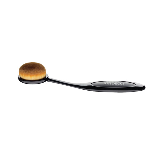 Medium oval synthetic face brush with ergonomic handle, suitable for liquid and cream makeup