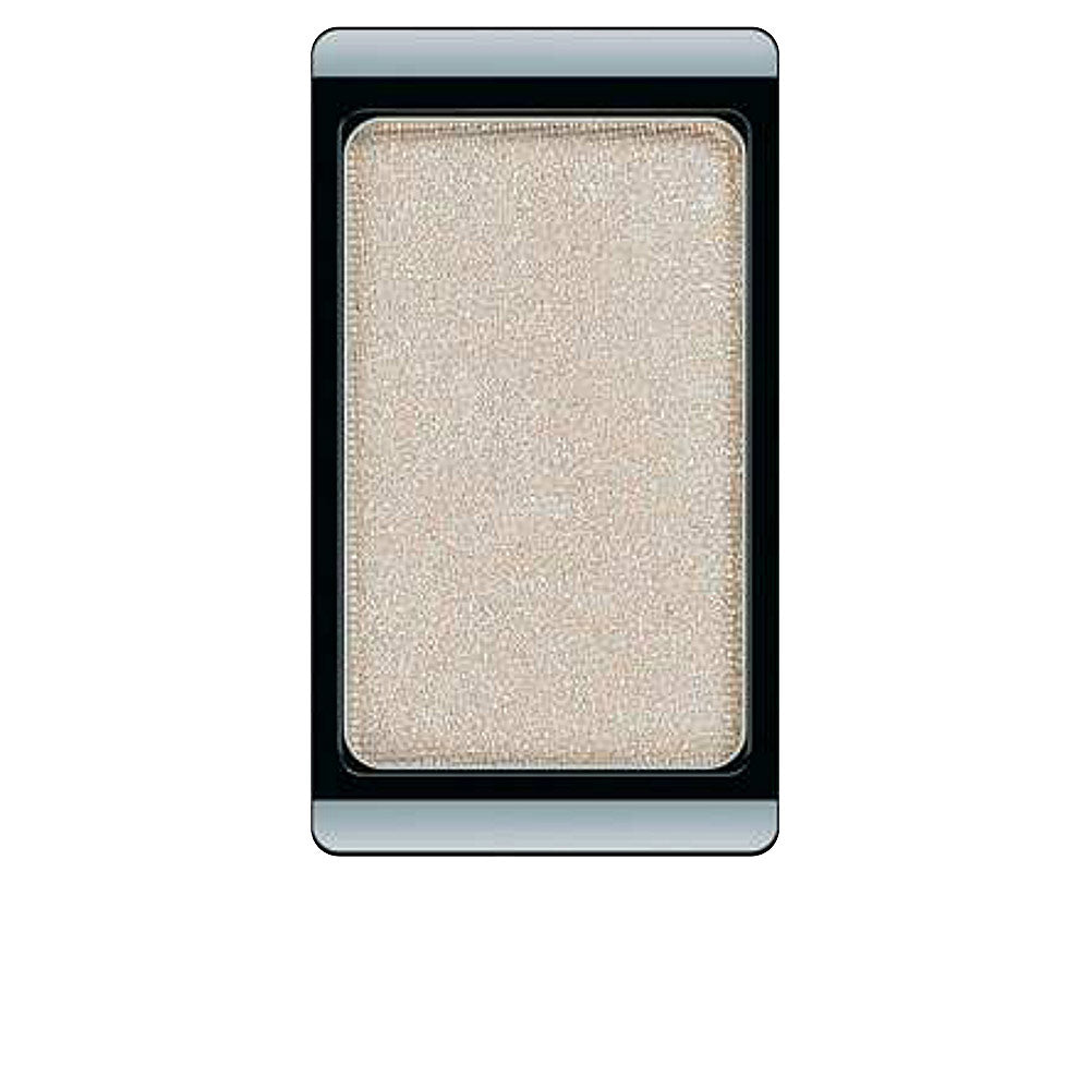 Single refillable pearl eyeshadow pan in satin beige, 0.8 g, unisex